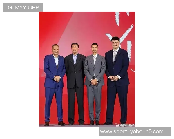 姚明与篮网新秀杰明同框合影引发热议谁能在巨人面前不变矮人